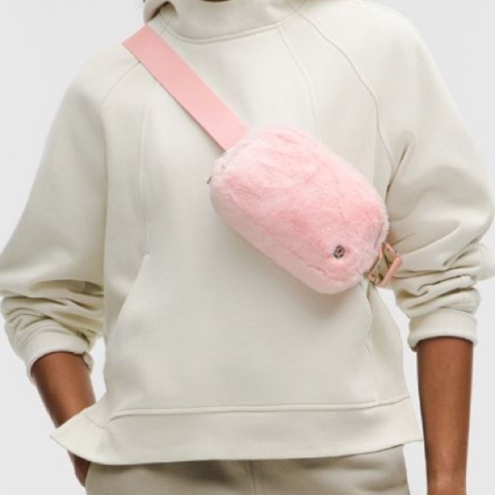 NWT Lululemon Plush Fleece Everywhere Belt Bag 1L in Strawberry Milkshake Pink - Picture 2 of 11